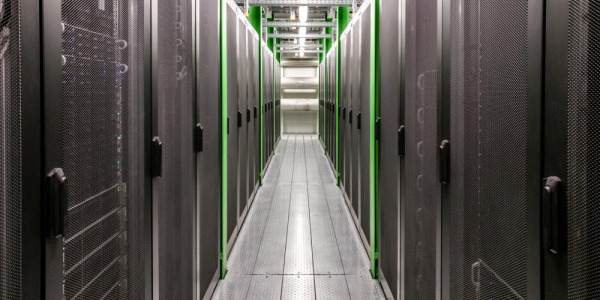 Idealna podłoga do serwerowni i data center – na co zwrócić uwagę?