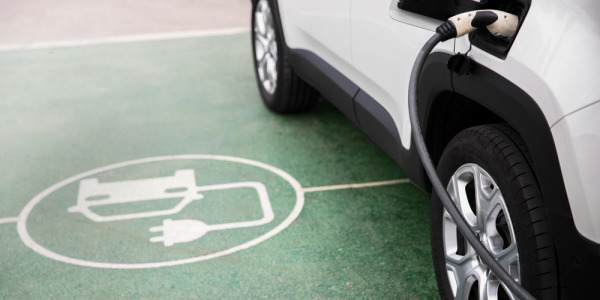 Podłoga, która chroni elektronikę i ludzi – ESD w warsztatach samochodów elektrycznych