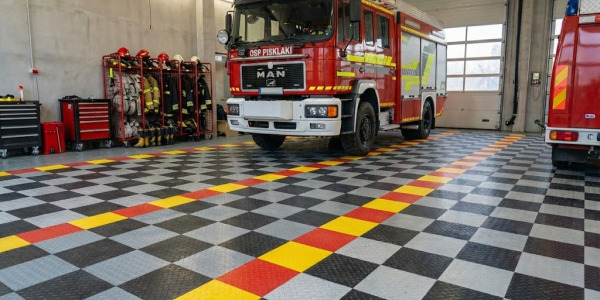 Bezpieczny wyjazd do akcji: Jak zaprojektować podłogę w garażu OSP zgodnie z przepisami BHP i systemem stref?