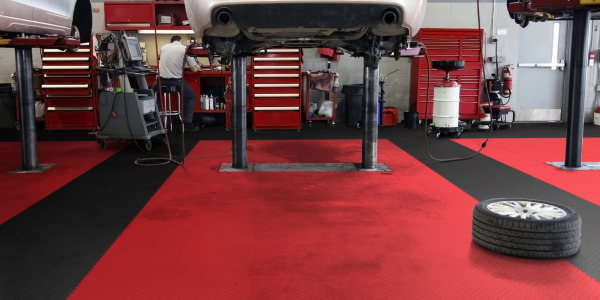 Żywica epoksydowa „zrób to sam” czy płytki modułowe? Porównanie czasu i trudności montażu