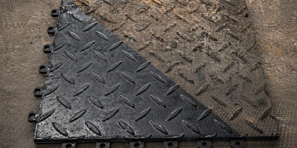 Jak dbać o podłogę PCV w garażu i hali? Kompletny poradnik czyszczenia.