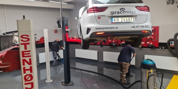Podłoga w warsztacie samochodowym. Dlaczego łatwość utrzymania czystości ma większe znaczenie niż kolor