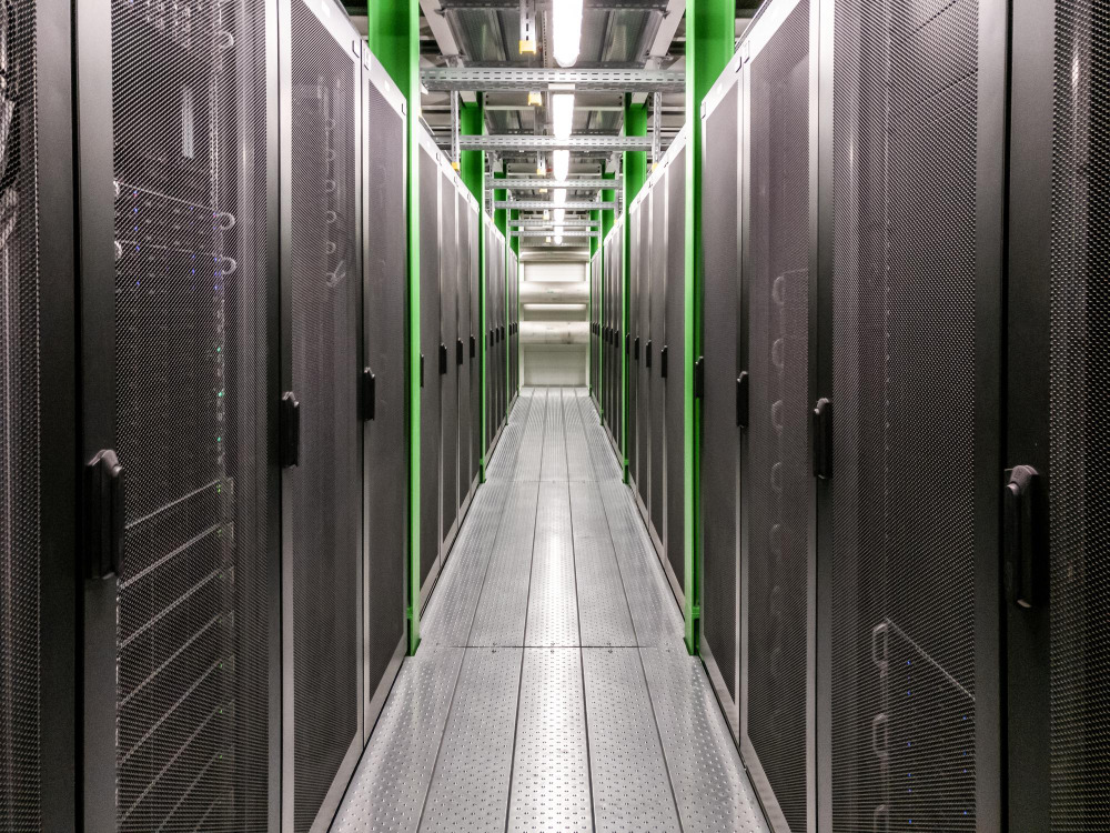 Idealna podłoga do serwerowni i data center – na co zwrócić uwagę?